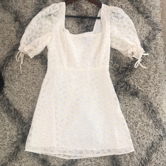 Forever 21 Dresses & Skirts - White Daisy Babydoll Dress w/Puff Sleeves
